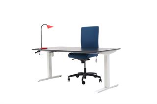 Kontorsæt med bordplade i sort, stelfarve i hvid, rød bordlampe og blå kontorstol